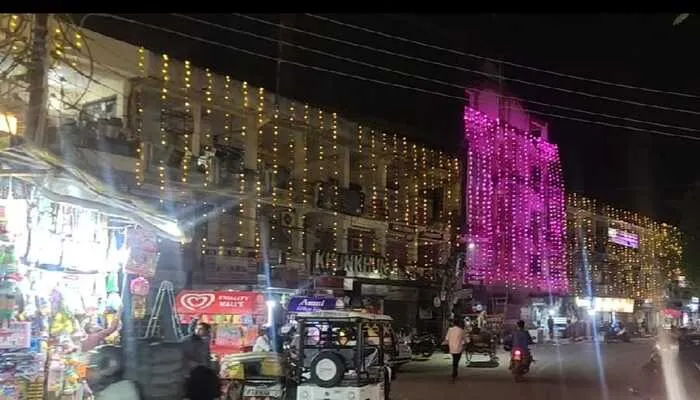 लखनऊ: योगी के शपथ ग्रहण से पूर्व राजधानी में सज गए मंदिर, 11 जगहों पर की जाएगी आतिशबाजी