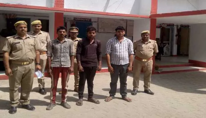 अयोध्या: पिकअप पर छुट्टा मवेशियों को लोड करके दूसरे गांव छोड़ रहे तीन युवकों को ग्रामीणों ने पकड़ा