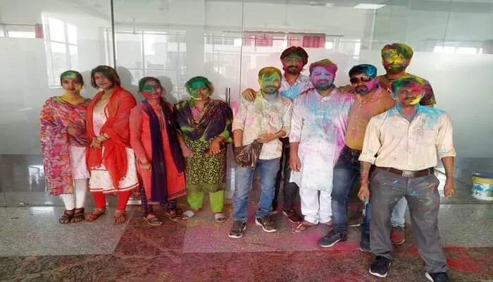 बहराइच: कर्मचारियों और नेताओं ने खेली होली, एक दूसरे को दी बधाई