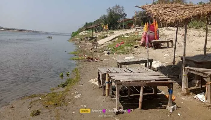 रायबरेली: गंगा तट पर लगा गंदगी का अंबार, दुर्गंध से लोग हो रहे परेशान