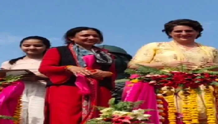 लखनऊ: ‘लड़की हूं लड़ सकती हूं’ गाने के साथ निकला महिला मार्च, प्रियंका गांधी ने किया नेतृत्व