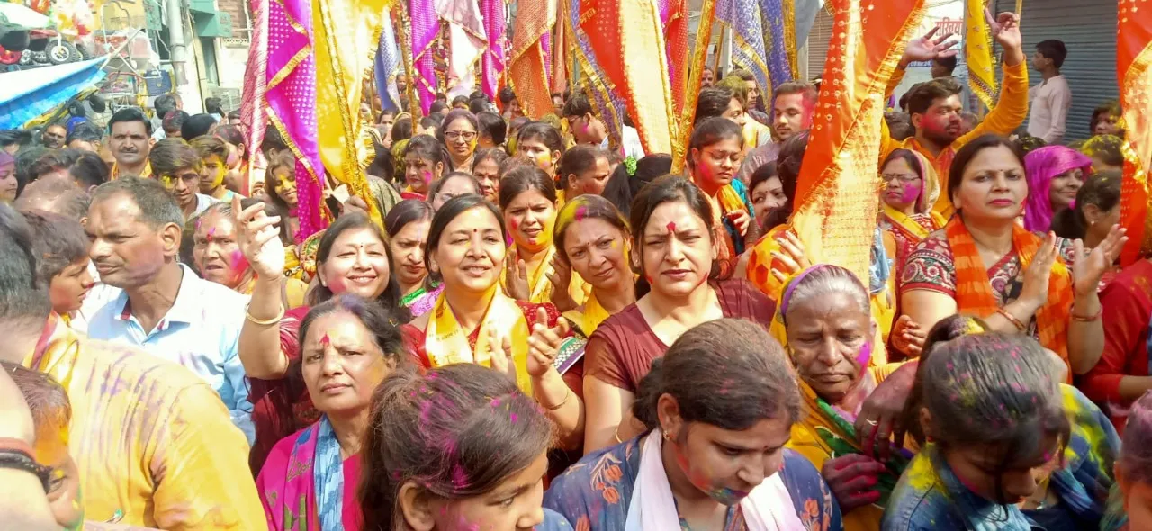  शाहजहांपुर: श्याम बाबा की शोभायात्रा में खूब उड़ा अबीर-गुलाल और इत्र