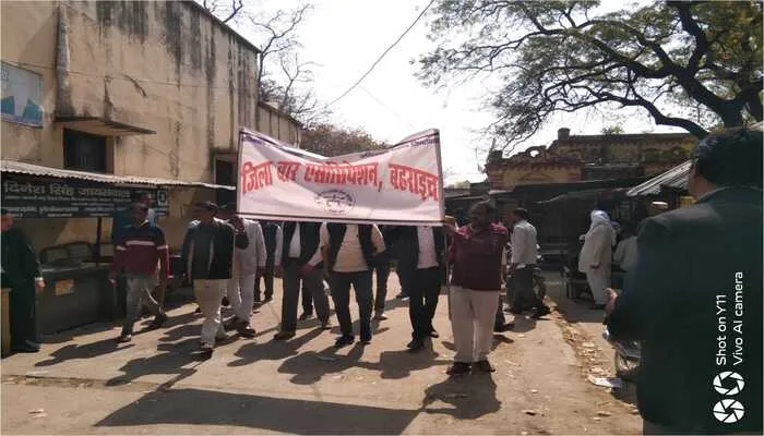 बहराइच: अधिवक्ताओं के परिजनों की हत्या को लेकर वकीलों में नाराजगी, निकाला जुलूस, सौंपा ज्ञापन