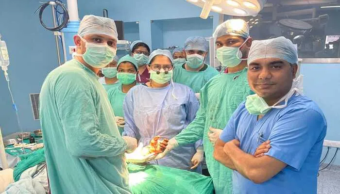 लखनऊ: KGMU के डॉक्टरों को मिली बड़ी सफलता, सर्जरी करके मरीज के कटे हाथ को फिर से जोड़ा