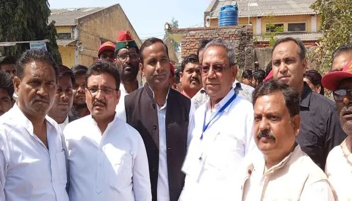 उन्नाव: सरकारी कर्मचारी की कार में संदिग्ध सामान मिलने की सूचना पर मतगणना स्थल पहुंचे सपाई