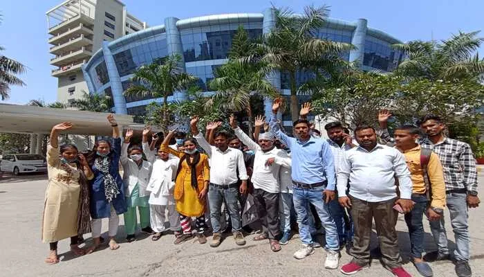 लखनऊ: हटाए जाने का आदेश सुनकर आक्रोशित हुए स्वास्थ्य कर्मचारी, बोले- हमारे साथ हो रहा सौतेला व्यवहार
