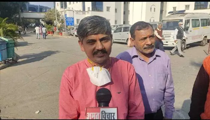 लखनऊ: 1400 स्वास्थ्य कर्मचारियों के काम करने पर लगी रोक, हेल्थ वर्करों में फैला रोष