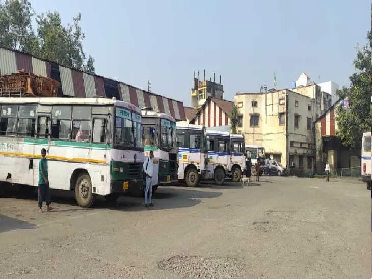बरेली:  नौकरी बचाने को अधिकारियों के चक्कर काट रहे परिचालक