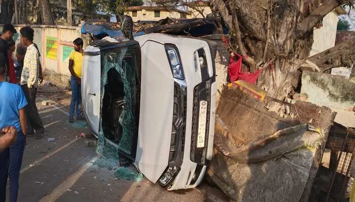 बाराबंकी: अज्ञात वाहन की टक्कर से पलटी कार, महिला की हुई मौत