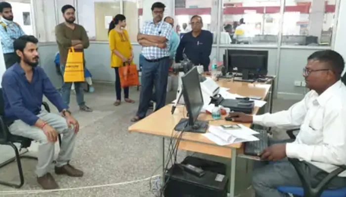मथुरा: बाबू के भरोसे चल रही पासपोर्ट सेवा, वेरिफिकेशन के लिये घंटों करना पड़ रहा इंतजार