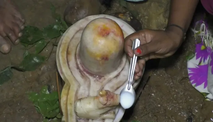 बाराबंकी: नंदी के दूध पीने की उड़ी अफवाह, मंदिर पहुंचे भक्त