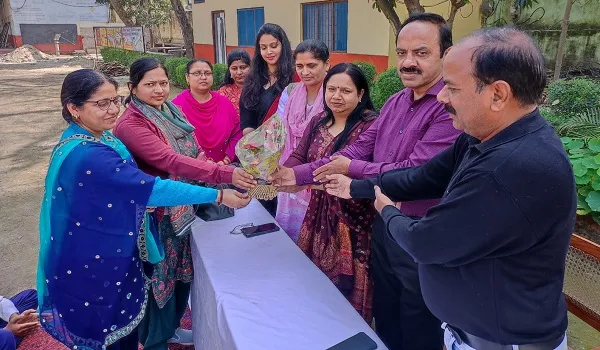 मुरादाबाद : अंतरराष्ट्रीय महिला दिवस पर महिला शिक्षकों को किया सम्मानित