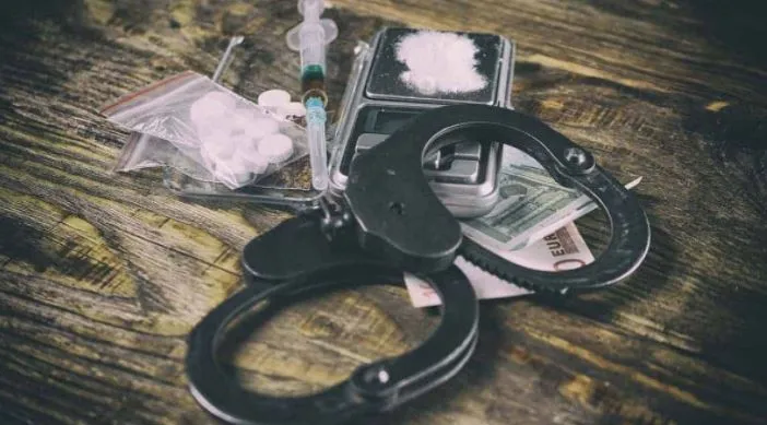 बरेली: 10 लाख से भी ज्यादा नकदी व नशे की खेंप के साथ एसटीएफ ने पकड़ा तस्कर