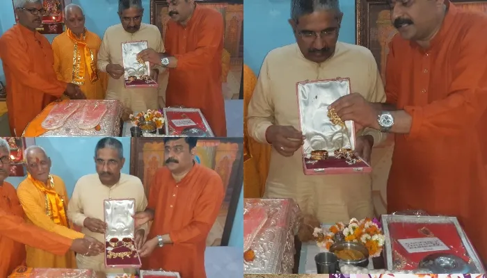 अयोध्या: रामलला को भक्तों ने भेंट की चांदी की चरण पादुका और चौकी, ट्रस्ट के सदस्यों ने जताया आभार