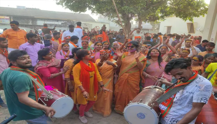 अयोध्या: जश्न में डूबे भाजपाई, जीत के बाद उम्मीदवारों ने किए हनुमानगढ़ी में दर्शन