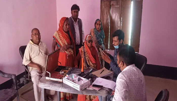 अयोध्या: पंचायत भवन में लगा मुफ्त नेत्र परीक्षण शिविर