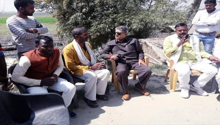 अयोध्या: विधायक वेद गुप्ता ने चौकी प्रभारी को लगाई फटकार, कहा-  48 घंटे में तीनों बहनों का पता लगाओ