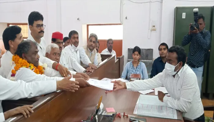 एमएलसी चुनाव: सपा प्रत्याशी हीरालाल ने भरा पर्चा, भाजपा प्रत्याशी का नामांकन आज