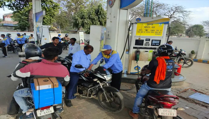 अयोध्या: पेट्रोल पंपों पर बढ़ी बिक्री, लोग फुल करा रहे टंकी
