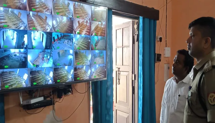 अयोध्या: डीएम-एसएसपी ने प्रश्न पत्र, कक्षा, कंट्रोल रूम का किया निरीक्षण