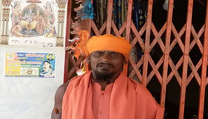 बहराइच: पुलिस के सामने पुजारी की पिटाई का आरोप, पीड़ित ने नामजद थाने में दी तहरीर