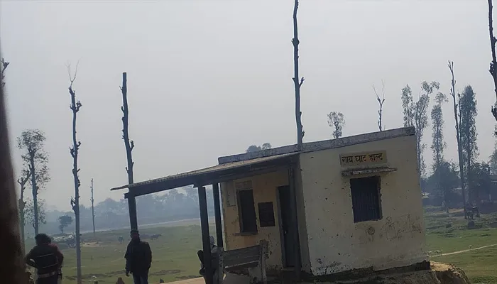 बहराइच: गायघाट हाल्ट स्टेशन पर यात्रियों को नहीं मिल रहा टिकट, चार साल से नहीं हुई क्लर्क की पोस्टिंग