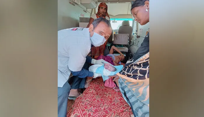 बहराइच: असहनीय पीड़ा पर एंबुलेंस में कराया प्रसव, जच्चा बच्चा स्वस्थ