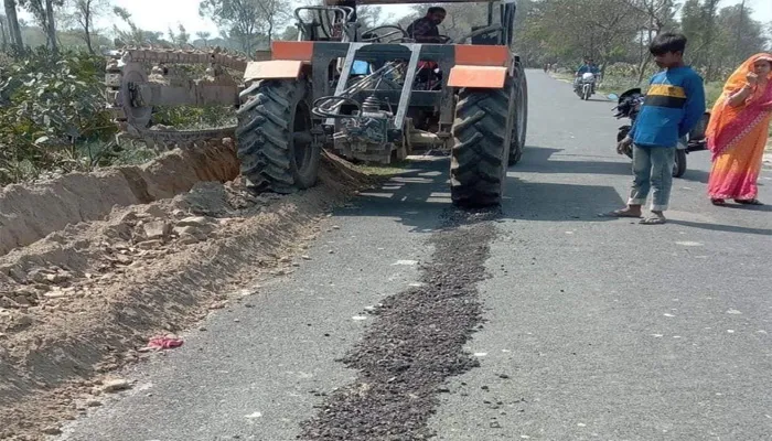 बहराइच: सड़क से दूर पाइप लाइन बिछाने की मांग, किसानों ने दी आंदोलन की चेतावनी