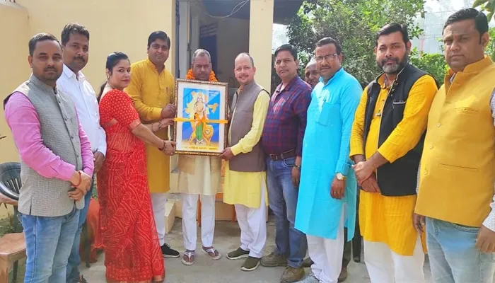 बहराइच: राष्ट्रीय शैक्षिक महासंघ ने आवास पहुंचकर विधायक से की मुलाकात, दिया स्मृति चिन्ह
