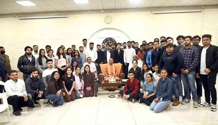बहराइच: यूक्रेन से लौटे शिवेंद्र से सीएम योगी ने पूछा हाल, कहा- आगे की पढ़ाई का रखा जाएगा ध्यान