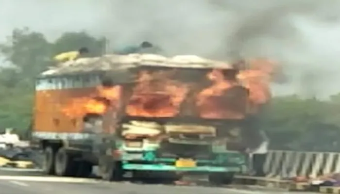 बहराइच: ओवर ब्रिज पर चावल से लदी ट्रक बनी आग का गोला, दमकल कर्मियों ने आग पर पाया काबू