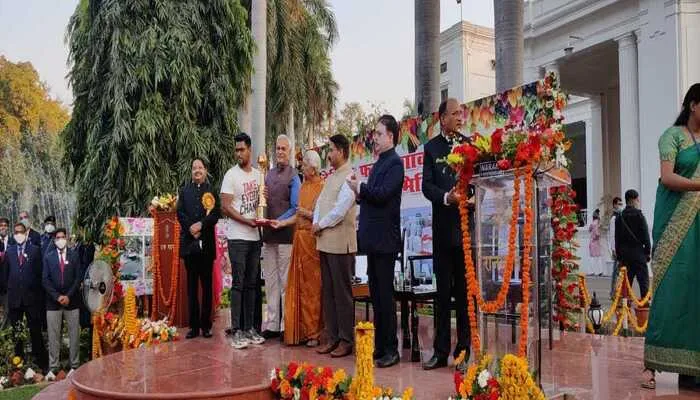 बहराइच: कश्मीरी बेर की खेती के लिए समीर को प्रदेश में मिला पहला स्थान, नकदी देकर किया गया सम्मानित