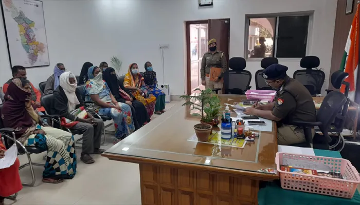 बहराइच: पुलिस अधीक्षक कार्यालय में लगा जनता दर्शन, SP ने फरियादियों की बनाई लिस्ट