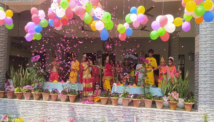 बाराबंकी: विद्यालयों में जमकर खेली गई होली, फूलों के साथ उड़े अबीर गुलाल