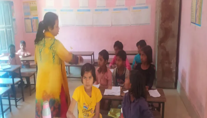 बाराबंकी: परीक्षा देने की जगह खेतों में काम कर रहे हैं प्राथमिक विद्यालयों के छात्र