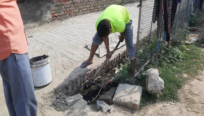 बाराबंकी: बजबजा रही हैं नालियां, नदारद हैं सफाई कर्मी