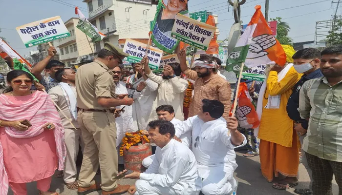 डीजल-पेट्रोल और रसोई गैस की कीमतों में वृद्धि के खिलाफ कांग्रेस का प्रदर्शन