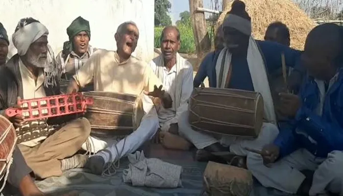 बाराबंकी: फाग के राग से गूंजने लगी चौपालें, सुबह शाम घरों में गाए जाते हैं होली गीत