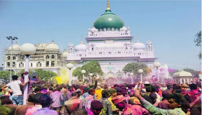बाराबंकी: देवा शरीफ में होली पर बरसते सौहार्द के रंग, सभी धर्म के लोग मिलकर खेलते हैं होली