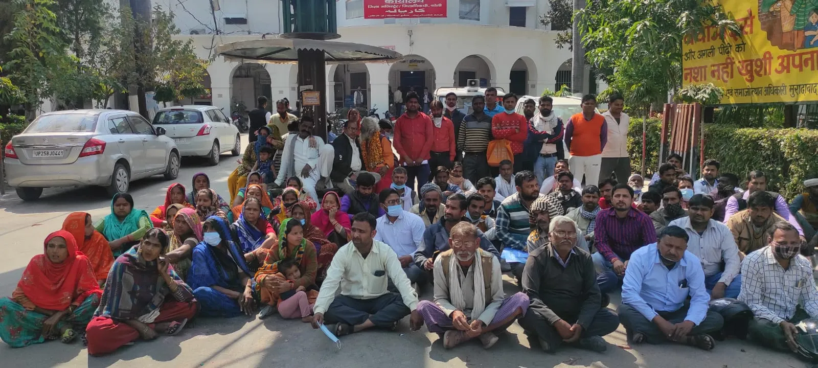 बरेली: बीडीए की कार्रवाई के विरोध में उतरे बिचपुरी गांव के लोग, कलेक्ट्रेट परिसर में दिया धरना