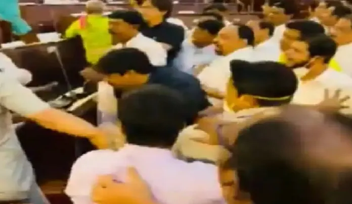 प.बंगाल विधानसभा: अध्यक्ष ने अशोभनीय आचरण के लिए भाजपा के पांच विधायकों को किया निलंबित
