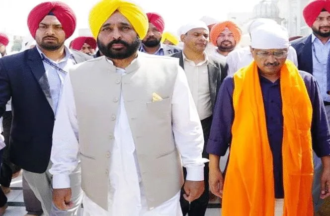 केजरीवाल, भगवंत मान ने स्वर्ण मंदिर में माथा टेका, 16 मार्च को भगवंत मान लेंगे सीएम पद की शपथ