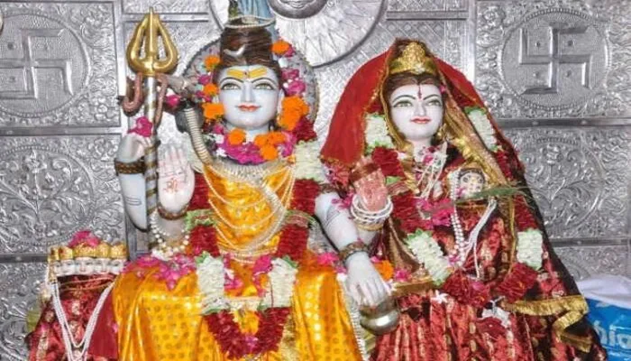 अलीगढ़: अचलेश्वर मंदिर से समिति द्वारा निकाली गई शिव-पार्वती की शोभायात्रा