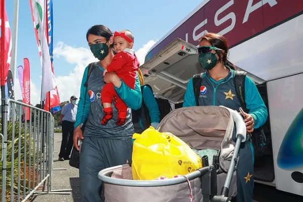 IND vs PAK: गोद में बेटी लेकर मैच खेलने स्टेडियम पहुंचीं पाकिस्तानी कप्तान, वायरल हुई तस्वीर