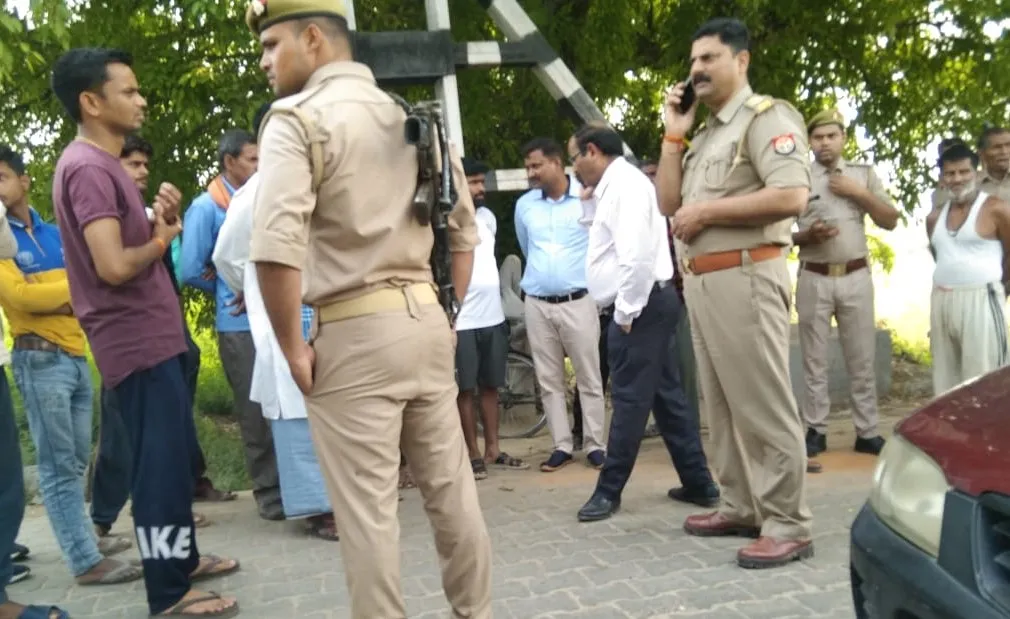 बरेली: रेलवे क्रासिंग के पास बड़ा हादसा, ट्रेन की चपेट में आने से कटे कई पशु