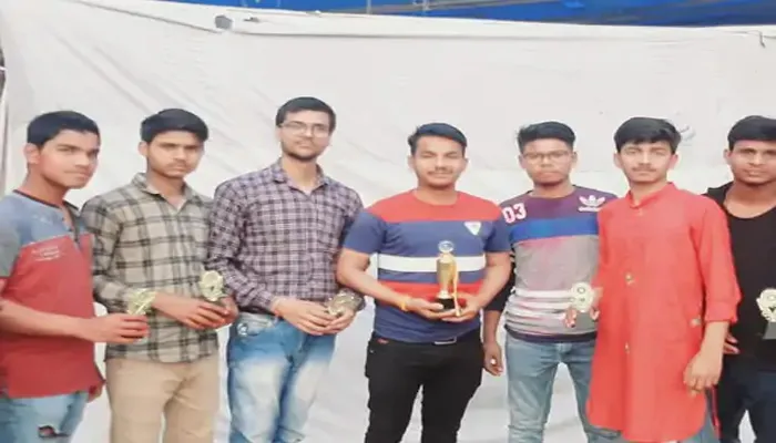 डिबाई में क्रिकेट मैच का हुआ आयोजन, मैच खेल दी गई होली की शुभकामनाएं
