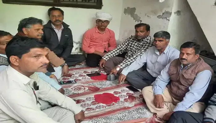 बुलंदशहर: शिक्षक के परिवार को दी गई 2 लाख की मदद, शिक्षा विभाग के सदस्यों ने जमा की धनराशि