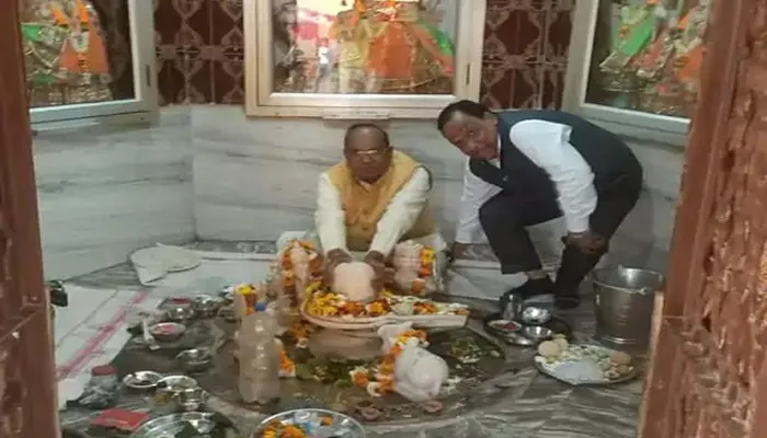 बुलंदशहर: शुरू हुई मतगणना, मंदिर पहुंचकर प्रत्याशियों ने लिया आशीर्वाद
