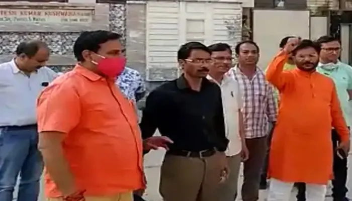 बुलंदशहर: जीएसटी का विरोध कर रहे व्यवसायी सड़क पर उतरे, उठाए सवाल