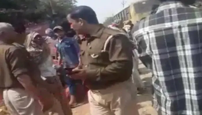 बुलंदशहर: थाने में महिलाओं ने किया हंगामा, पुलिसकर्मियों का किया घेराव